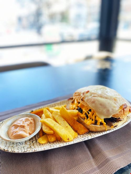 Tombik Ekmeğinde Steak Sandviç